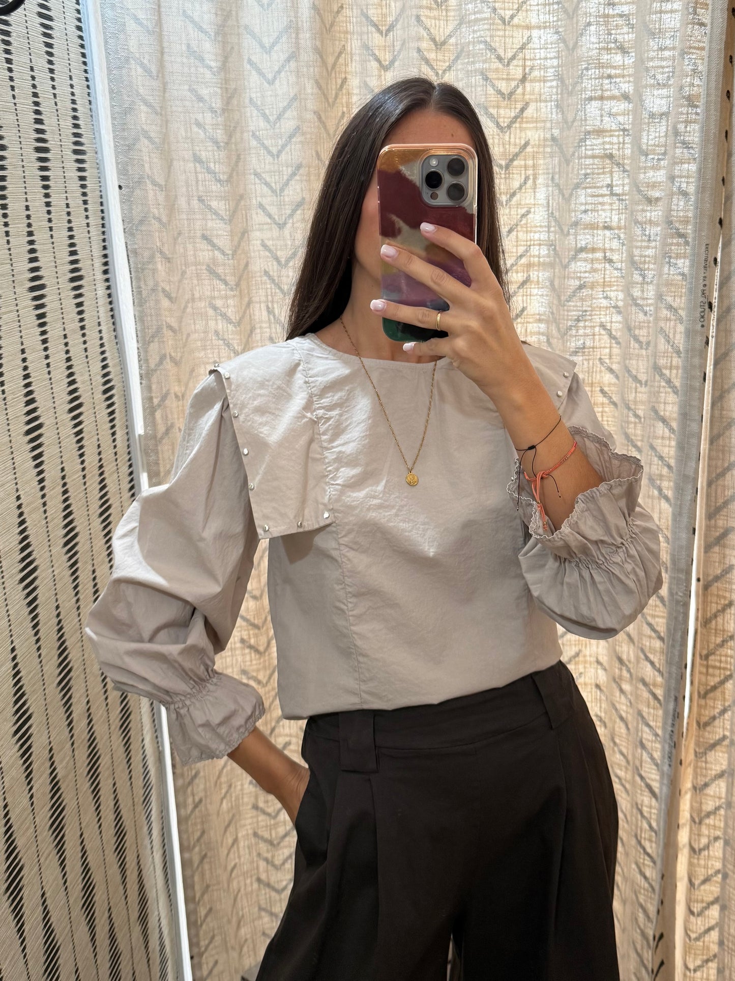 Blusa solapa tachas beige