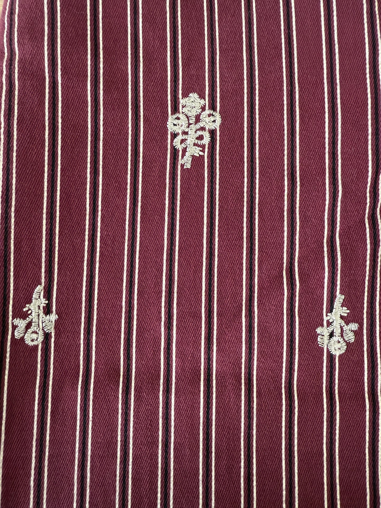 Pantalón bordado