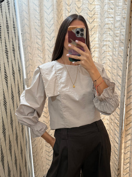 Blusa solapa tachas beige