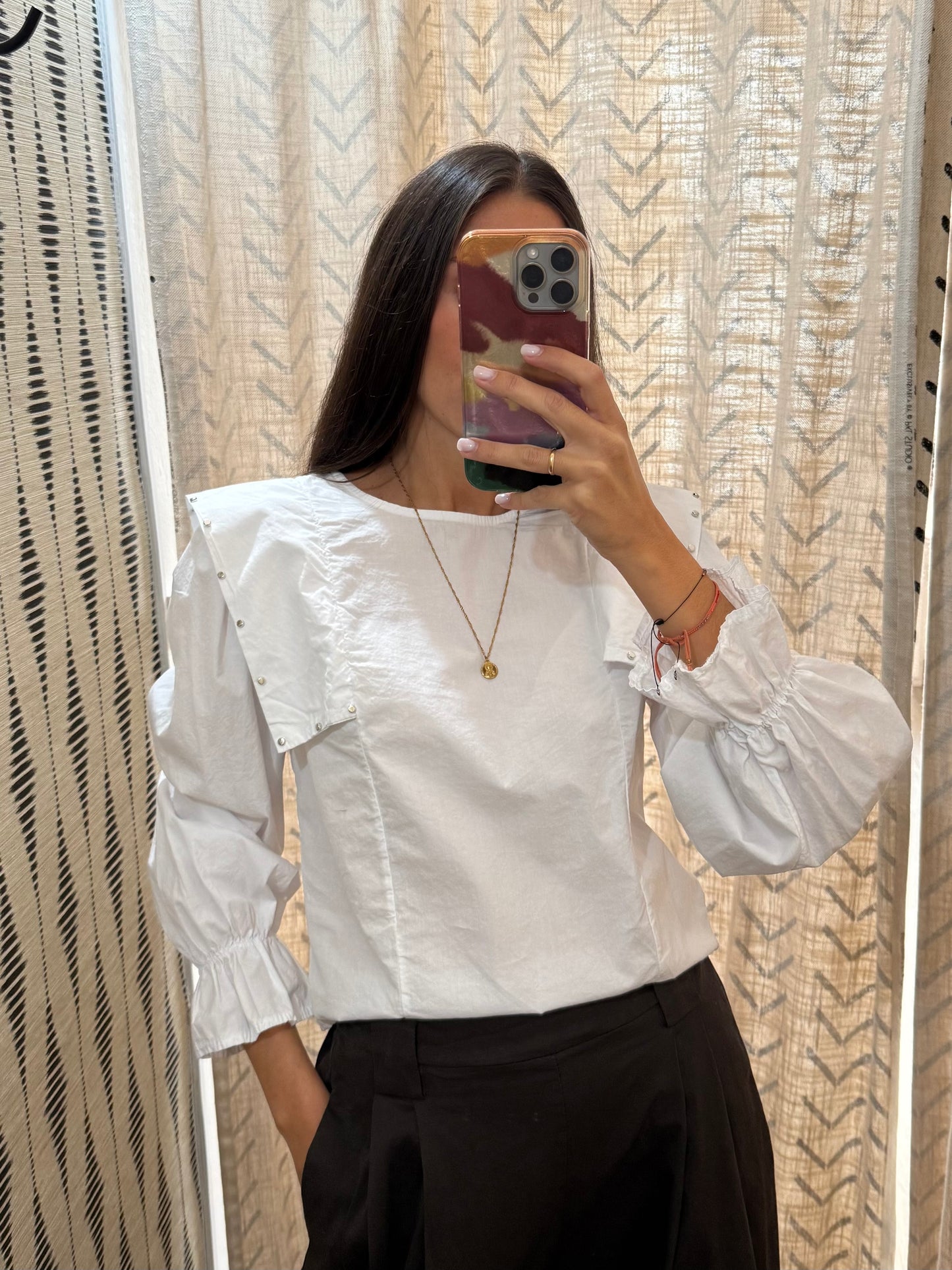 Blusa solapa tachas blanca