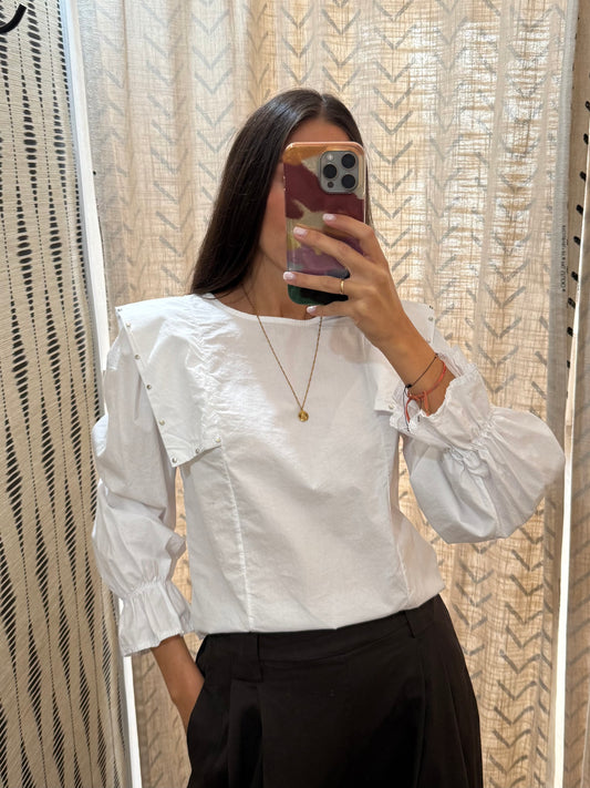 Blusa solapa tachas blanca