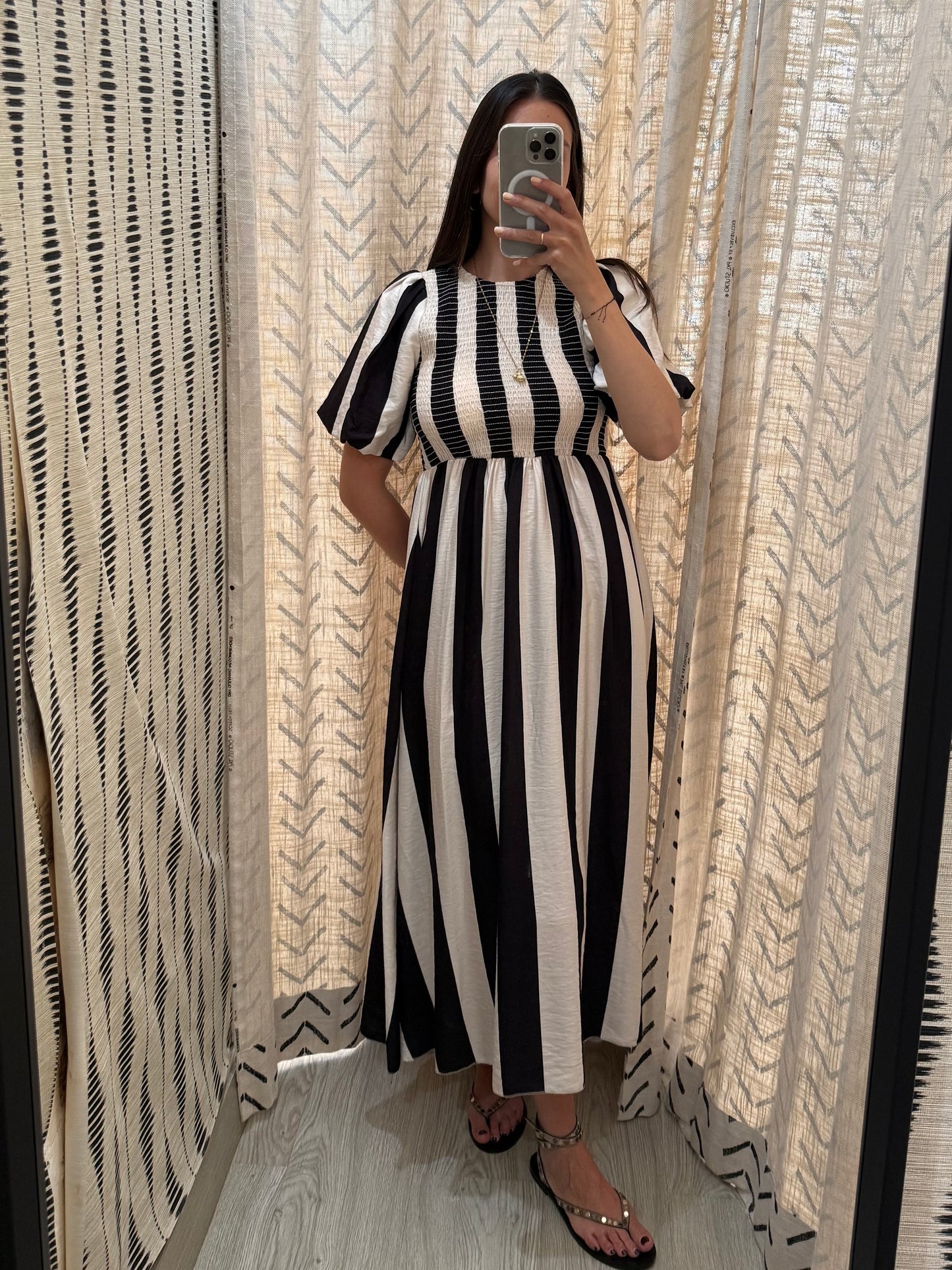 Vestido fruncido blanco y negro