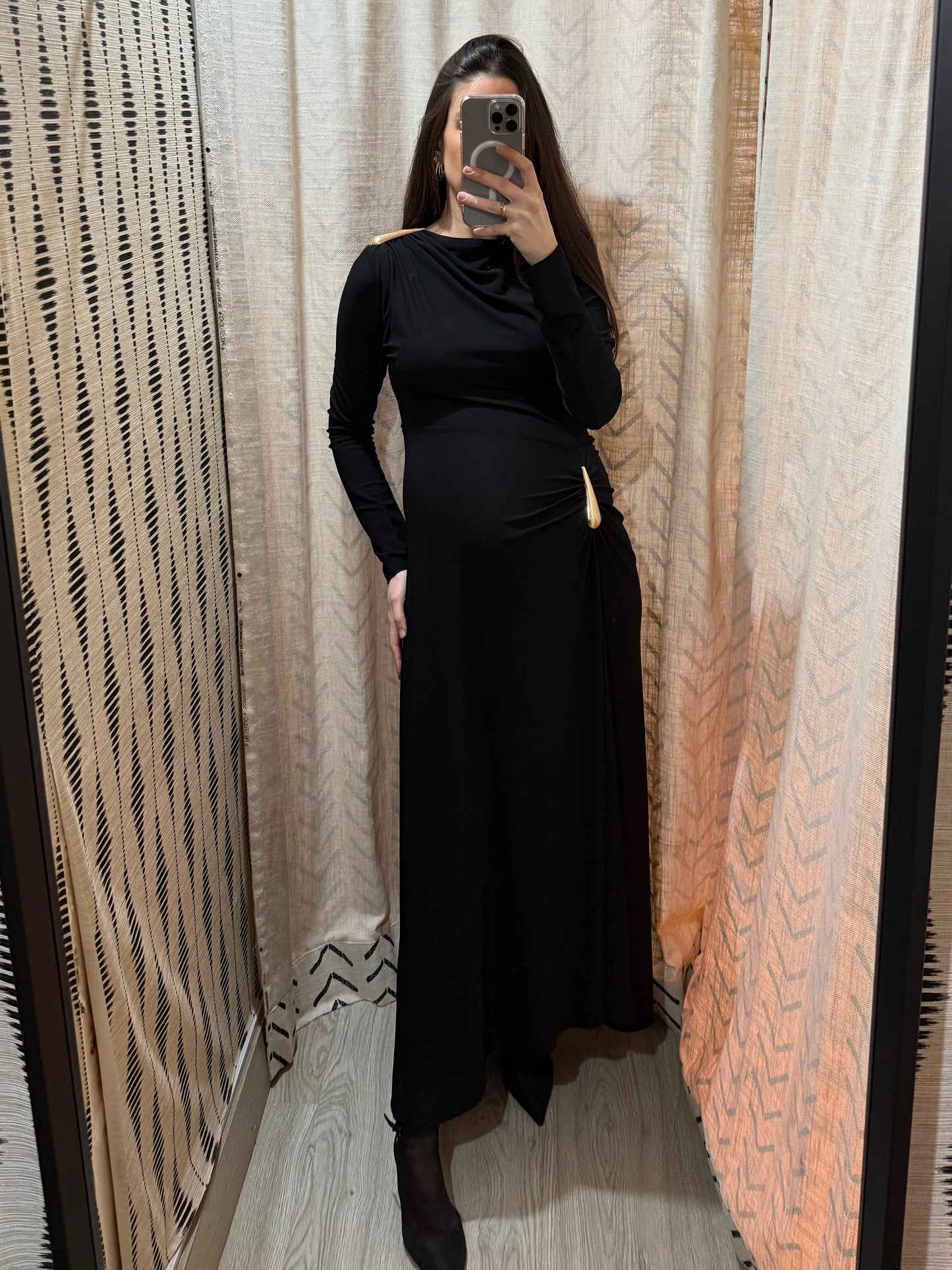 Vestido negro aplique