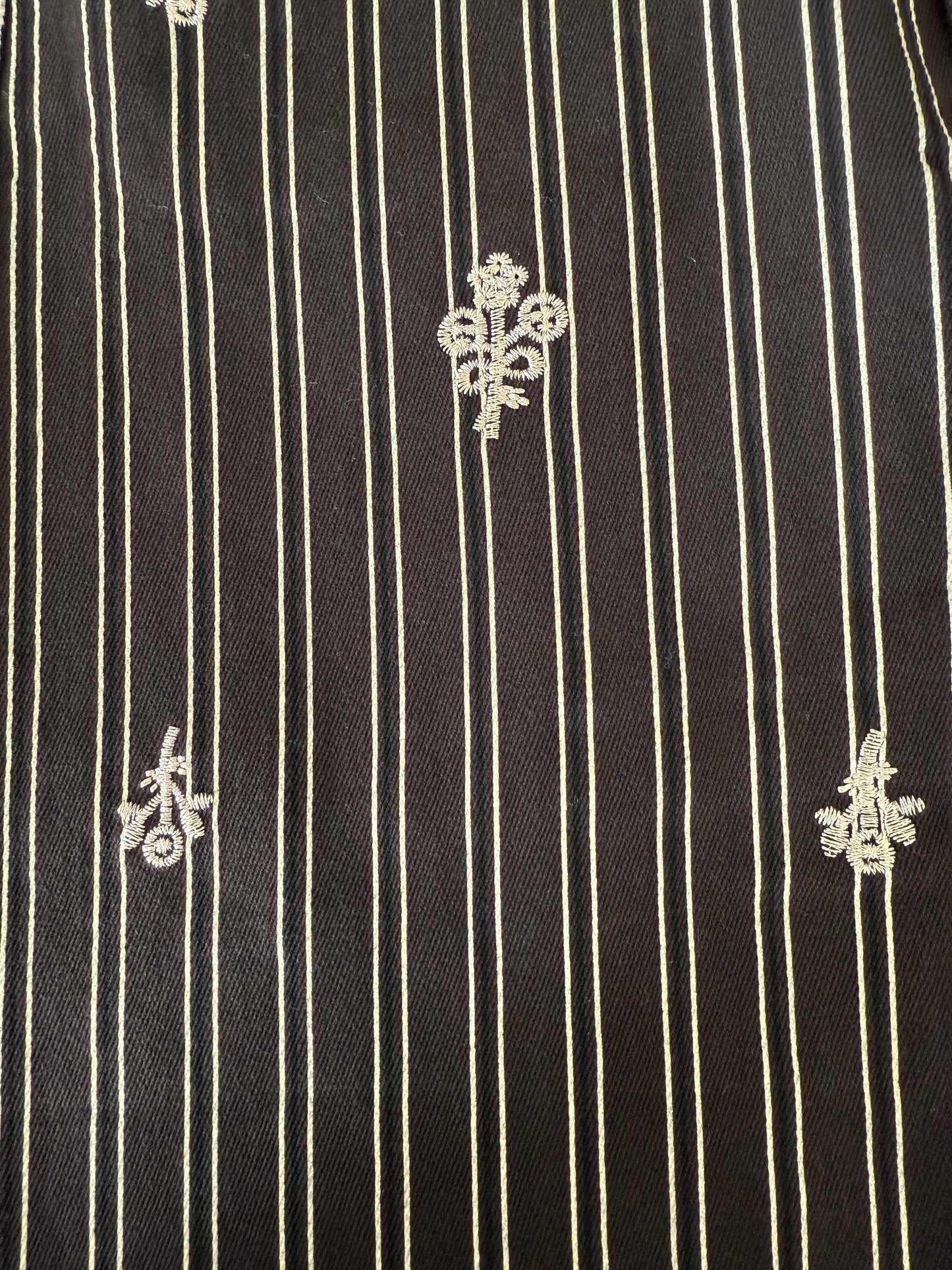 Pantalón bordado