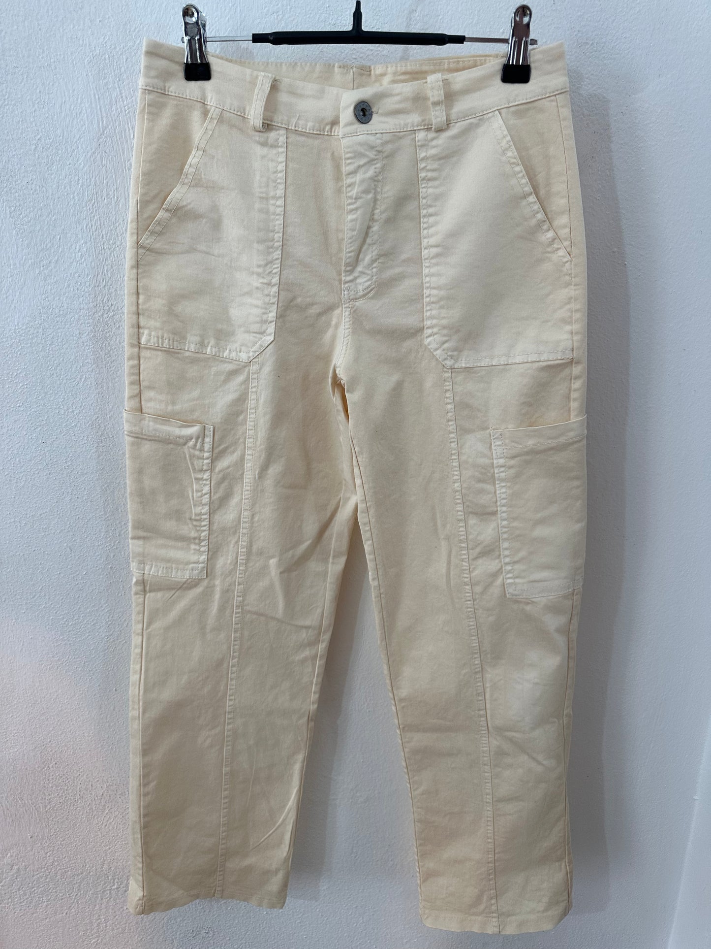 Pantalón cargo crema